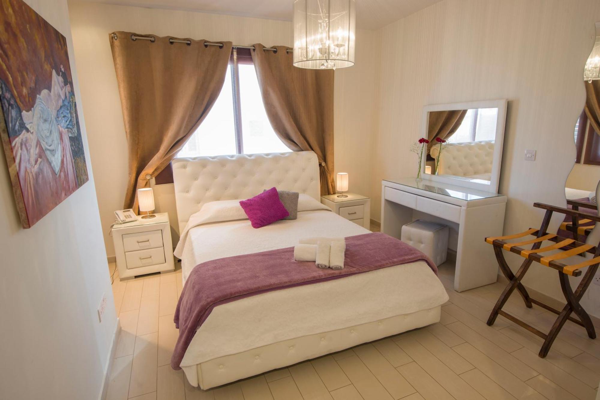 Mesogios House Suites Larnaca Cameră foto